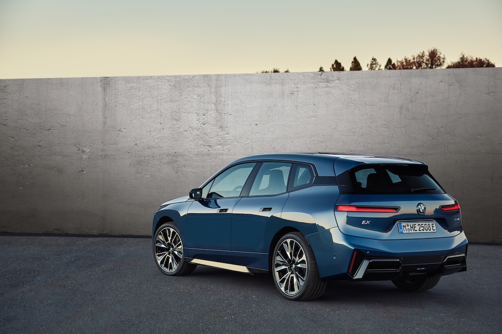 BMW iX xDrive60 i farven Arctic Race Blue.
(Foto: BMW AG)